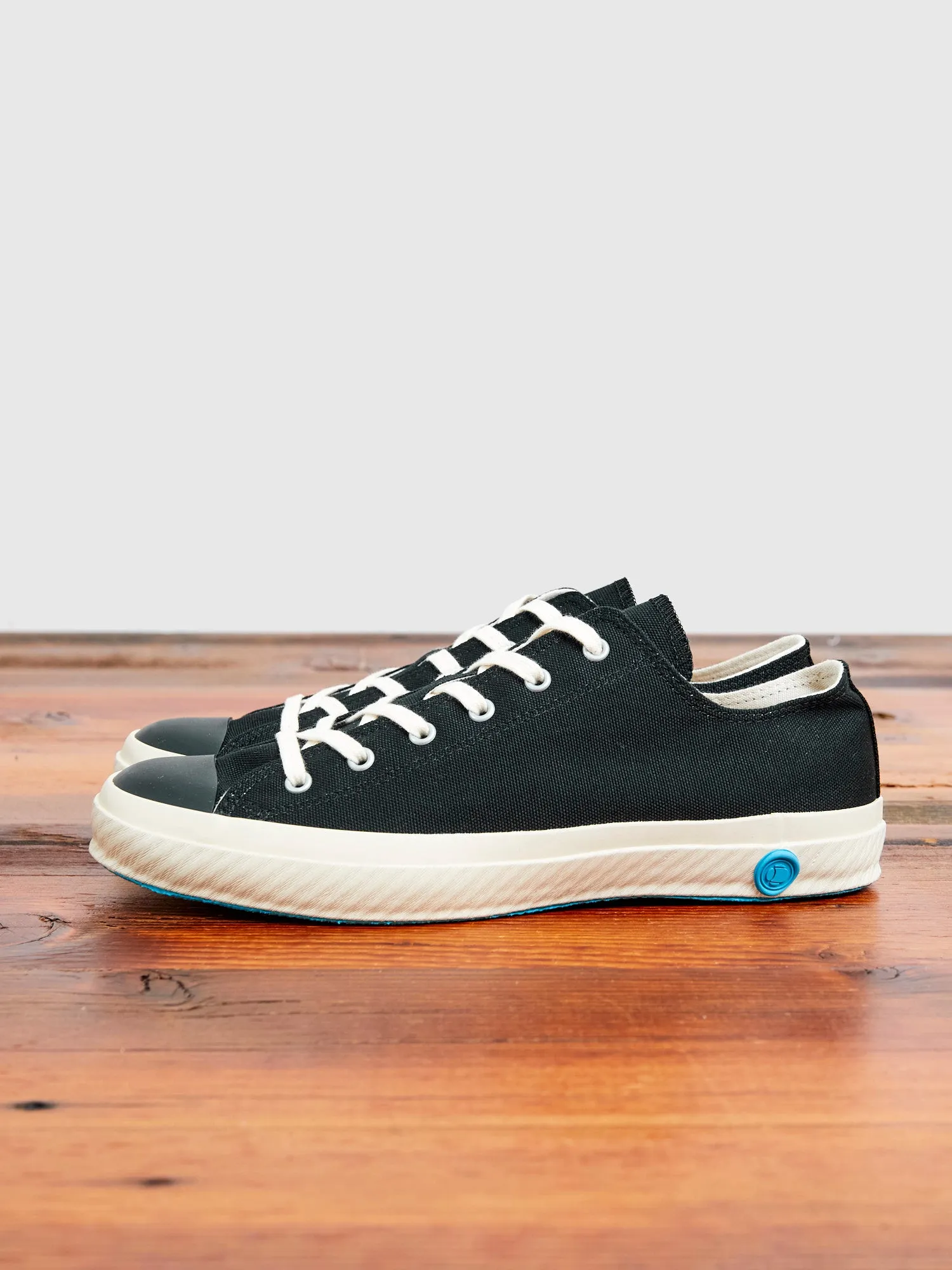 01JP Low Top Sneaker in Black