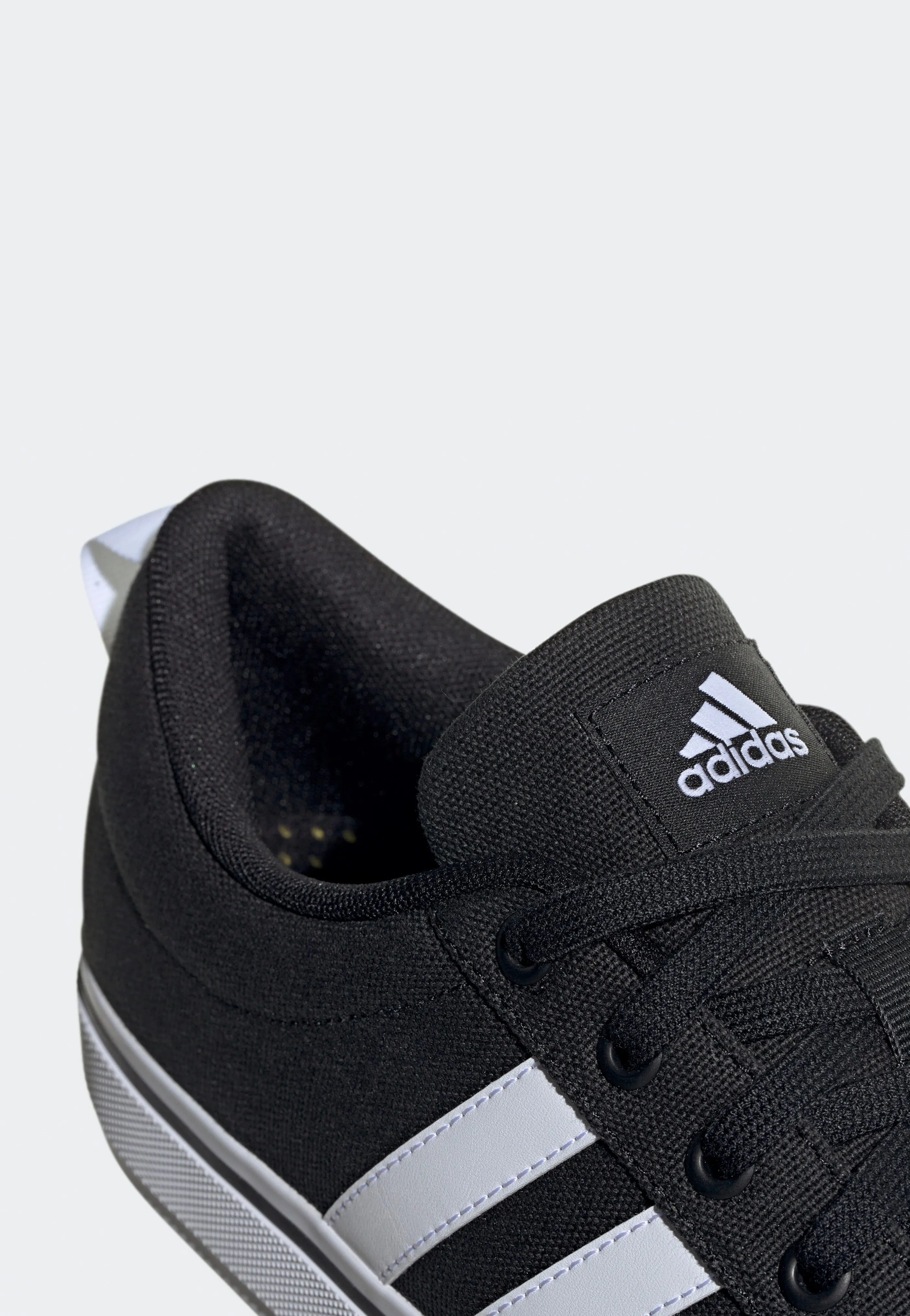 Adidas - Bravada 2.0 Cblack/Ftwwht/Cblack - Shoes