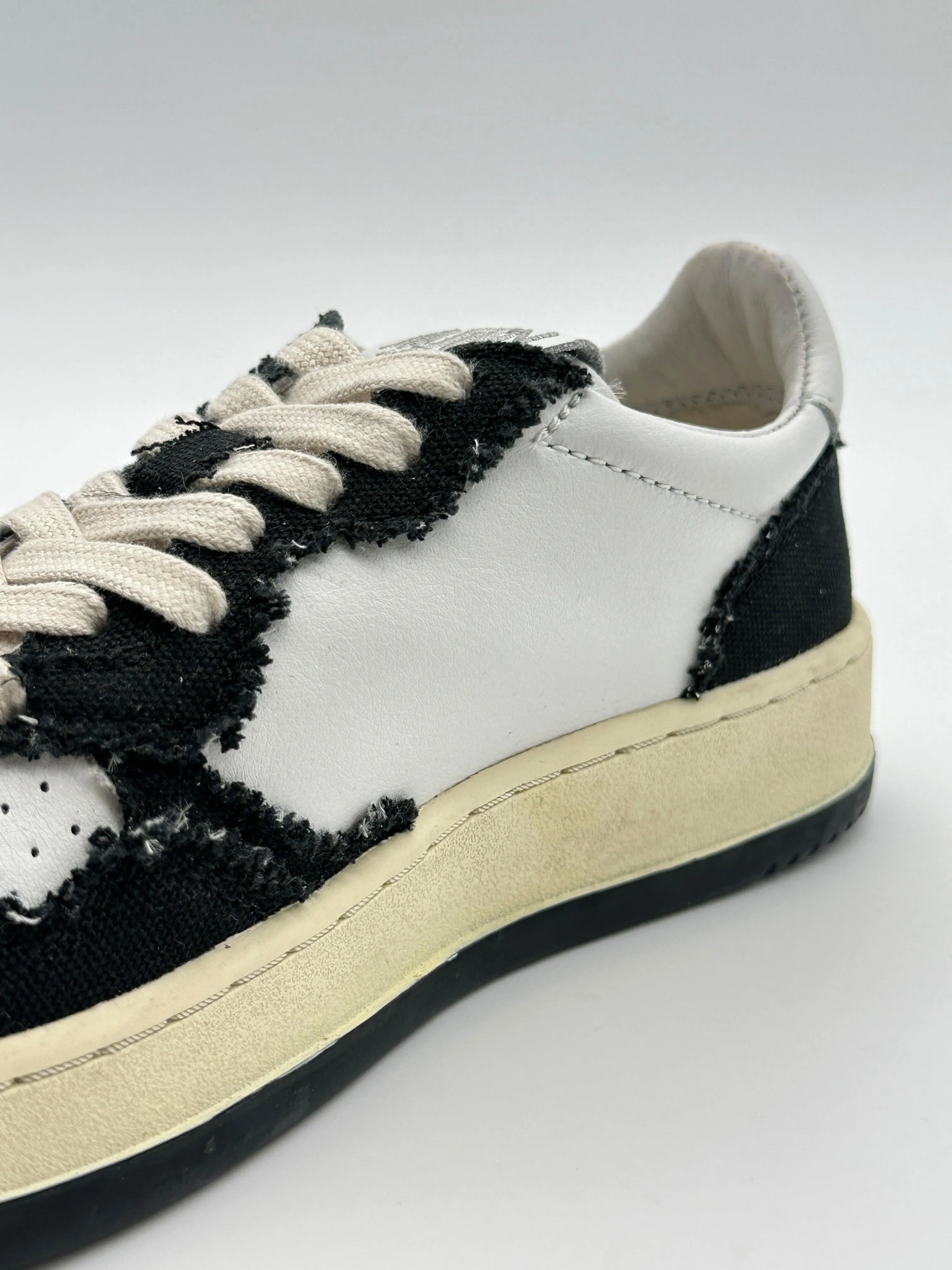 Medalist Low Sneakers Black Canvas