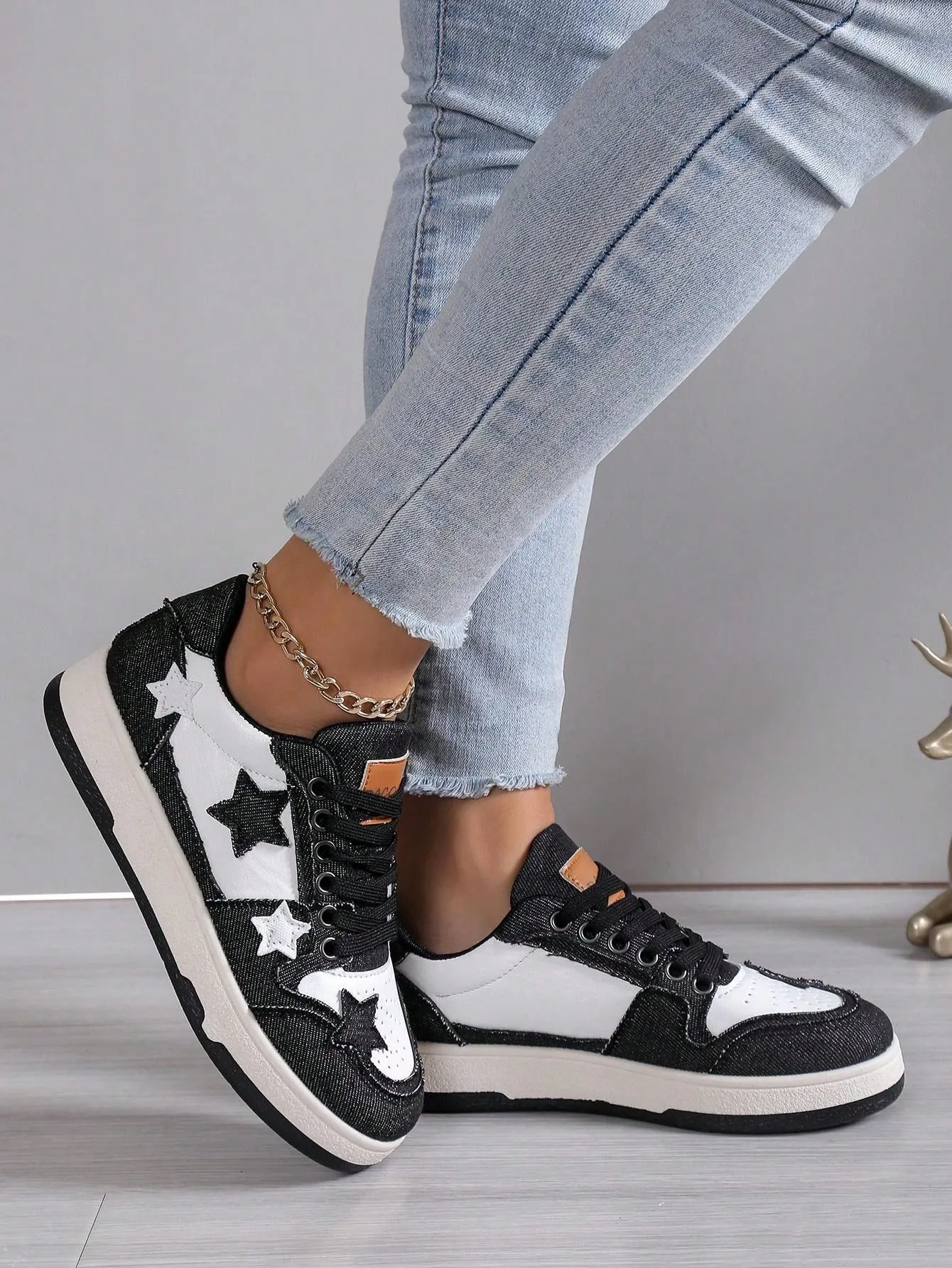 Women Star Pattern Lace-up Front Skate Shoes, Sporty Sneakers